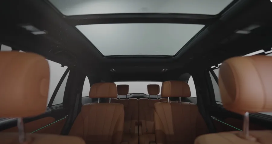 O interior abriga seis ocupantes, com bancos elétricos, massagem, ventilação e ar-condicionado de três zonas. Há 239 litros de bagagem com seis lugares ou 600 litros com a terceira fileira rebatida.