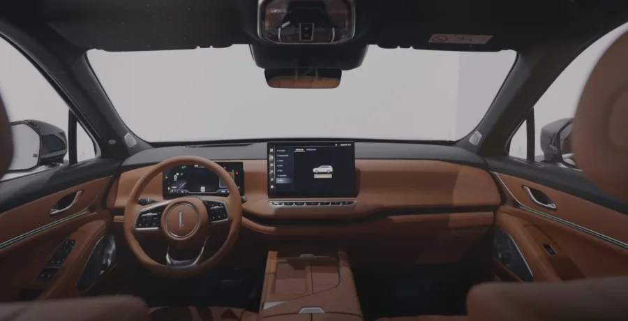 A transmissão automatizada com embreagem dupla e tração integral sob demanda oferece condução suave e segura, facilitando o uso diário e o conforto em longas viagens.