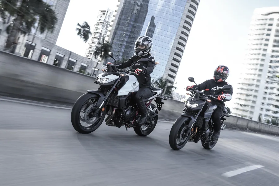 Com 180 kg e tanque de 15,2 litros, a Hornet 750 combina agilidade urbana e autonomia para estrada, mantendo a tradição da linha em novo formato técnico.