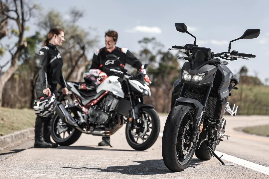 Cinco modos de pilotagem permitem ajustar potência e controle de tração, adaptando a moto às condições da estrada e ao estilo de cada motociclista.