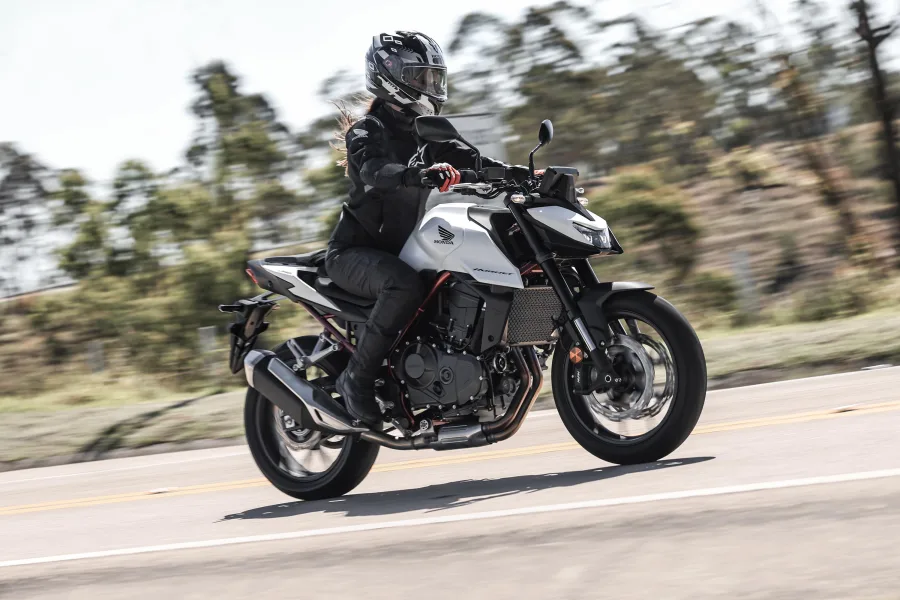 Honda CB750 Hornet 2026 é o renascimento que o motociclismo precisava no Brasil