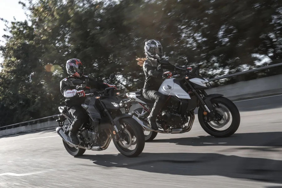 O novo motor Unicam de 8 válvulas, com virabrequim de 270°, produz 69,3 cv e oferece torque constante, garantindo respostas imediatas e uma pilotagem envolvente.