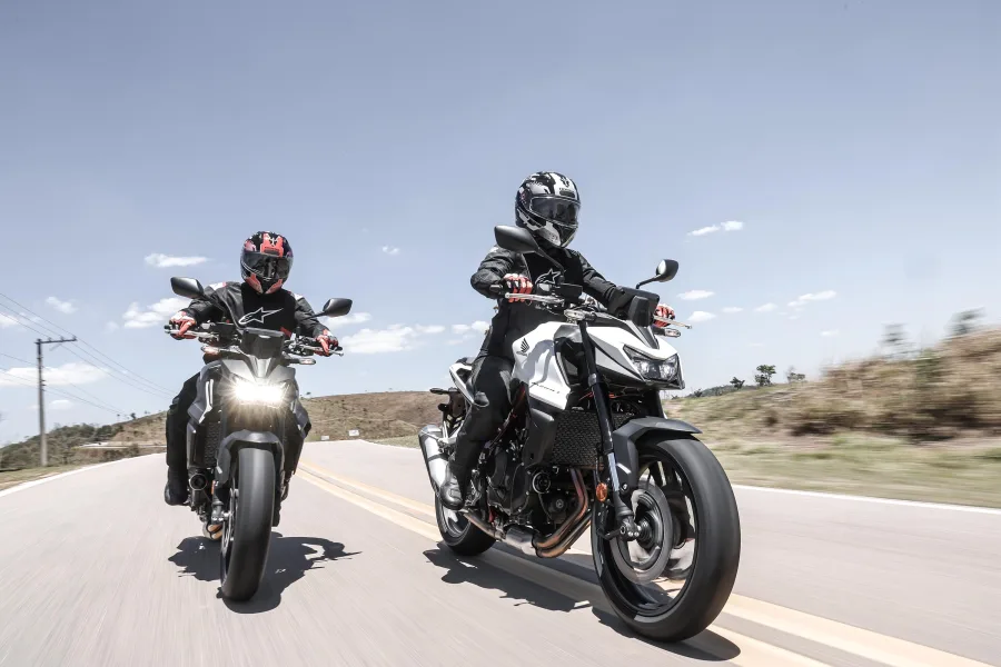 A lendária Hornet está de volta, agora como CB750, trazendo um novo motor bicilíndrico de 755 cc que combina força, suavidade e emoção em cada aceleração.
