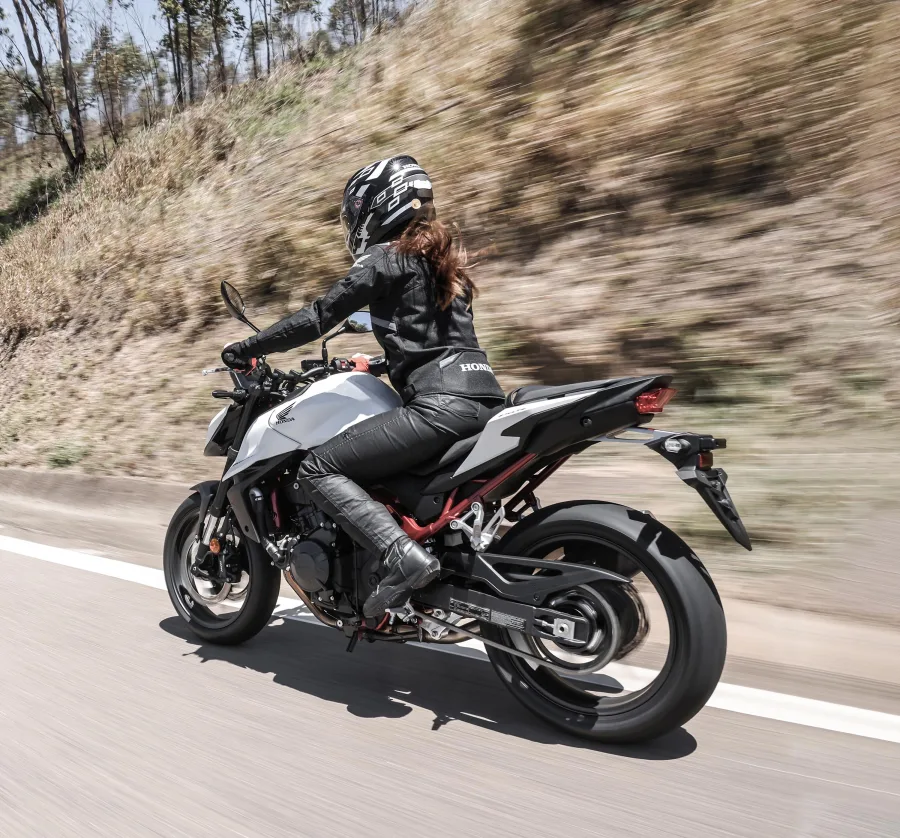 O design criado em Roma entrega linhas afiadas, tanque inspirado em asas e um visual que expressa poder, agilidade e a atitude clássica das Hornet originais.