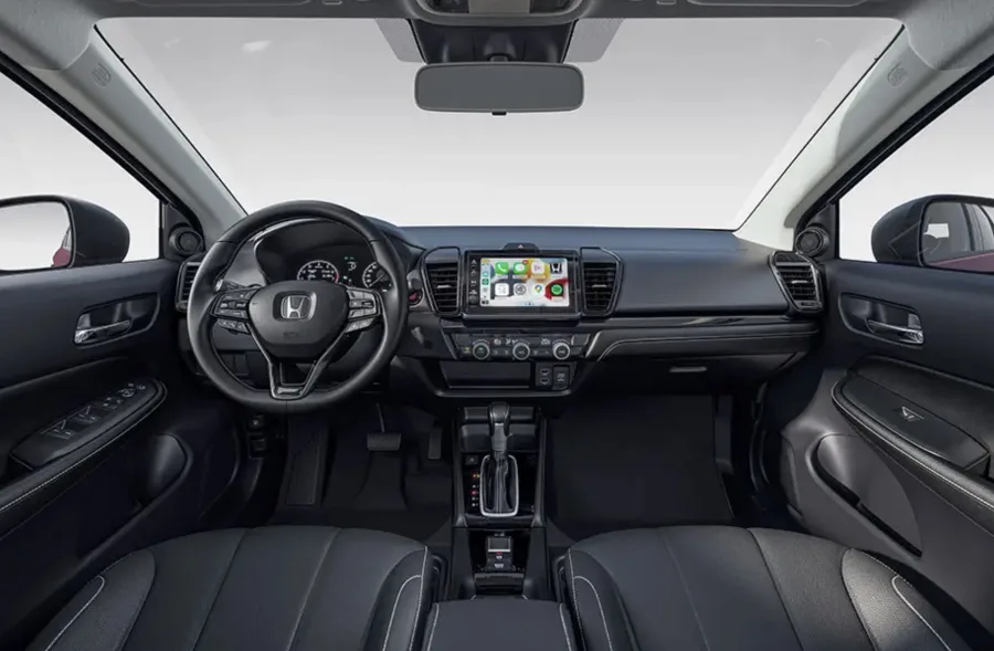 Câmbio CVT com trocas simuladas e tração dianteira. Direção elétrica leve e precisa, bom raio de giro de 10,6 m facilita manobras e uso cotidiano.