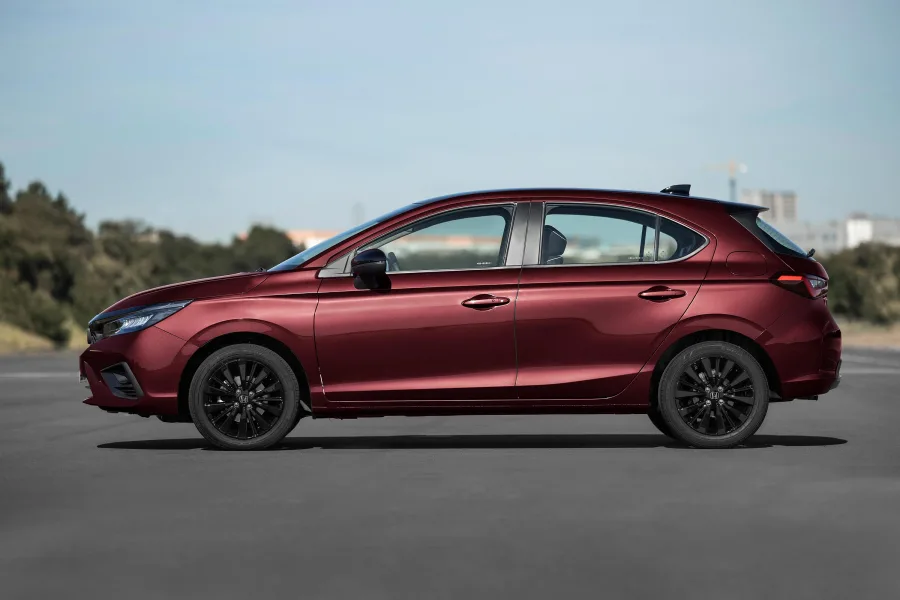 Versões e para que servem: todas compartilham o mesmo motor 1.5 i-VTEC e câmbio CVT; a LX é prática e funcional, a EX traz equilíbrio entre custo e tecnologia, a EXL aposta no conforto, e as Touring focam em estilo e segurança para quem busca um hatch completo.