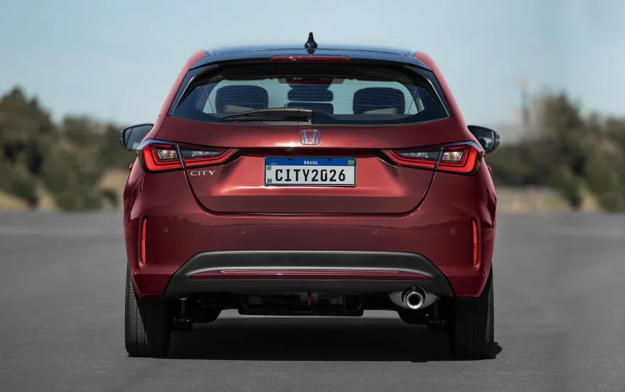 Consumo de 9,2 km/l com etanol e 13,2 km/l com gasolina na cidade, alcançando 15 km/l na estrada. Autonomia varia de 359 km a 585 km, dependendo do combustível.