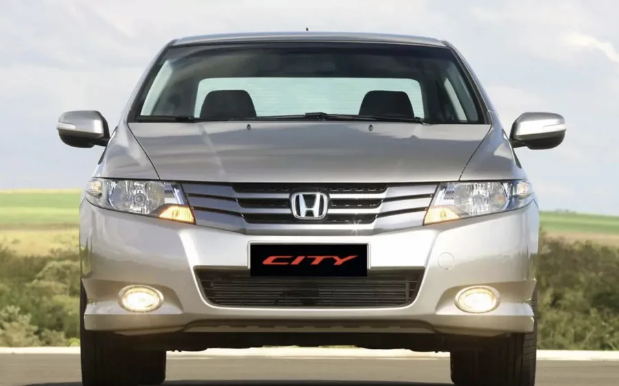 O Honda City 2013 é um sedã 1.5 Flex com versões DX, LX e EX, que equilibram desempenho e conforto. Ideal para uso urbano e familiar, destaca-se pela confiabilidade e baixo custo de manutenção.