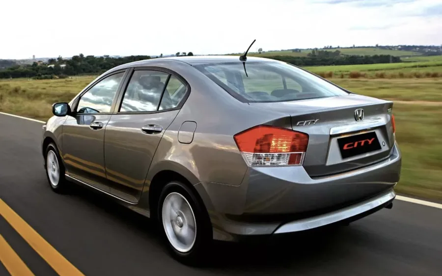 O interior comporta até cinco pessoas com conforto e porta-malas de 506 litros, adequado para famílias e uso cotidiano.