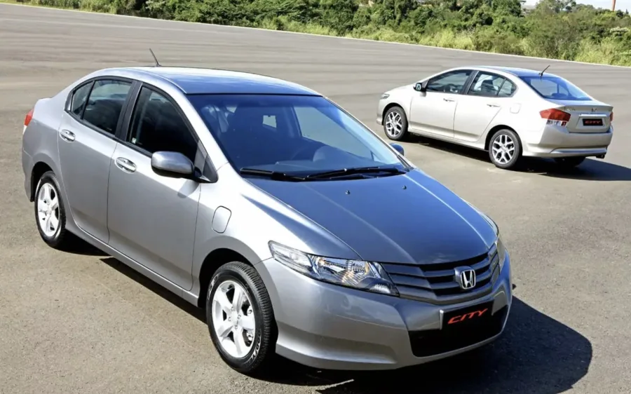 Conta com airbags frontais, freios ABS, direção elétrica e rádio com USB, equilibrando segurança e entretenimento.