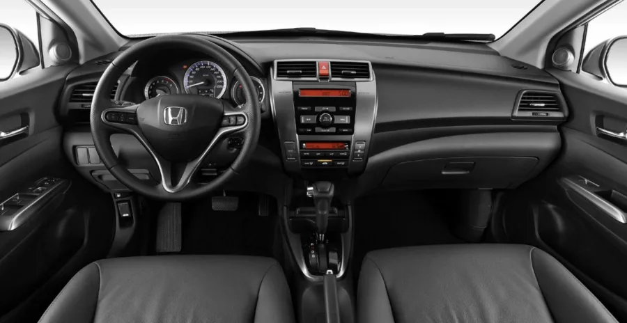 A transmissão automática de 5 marchas e tração dianteira tornam a condução leve e previsível, ideal para o trânsito urbano.