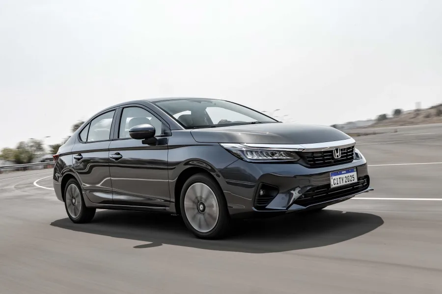 O City Sedan 2026 segue em produção nacional sem mudar a base mecânica, mas chega reorganizado. Versões, equipamentos e preços foram ajustados para um mercado mais atento a custo, espaço e previsibilidade.