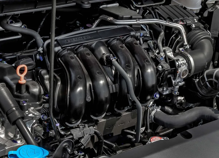 Sob o capô, nada de surpresa. O motor 1.5 aspirado de 126 cv com câmbio CVT continua sendo o coração do sedã, entregando respostas lineares no trânsito e condução previsível na estrada.