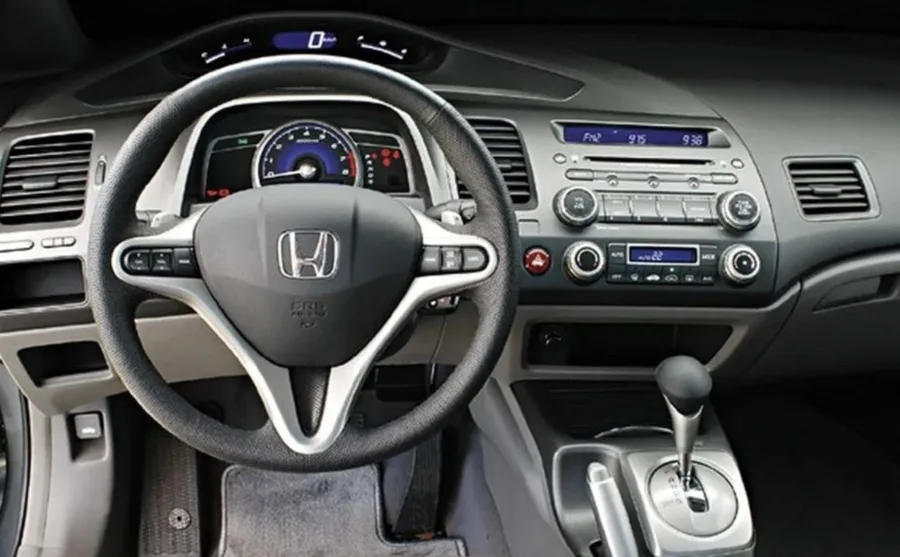 O câmbio automático de 5 marchas e tração dianteira garantem condução leve, com trocas suaves e direção hidráulica precisa.