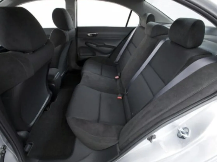 O interior acomoda 5 pessoas, possui bancos em couro, ar-condicionado automático e porta-malas de 340 litros, ideal para famílias.