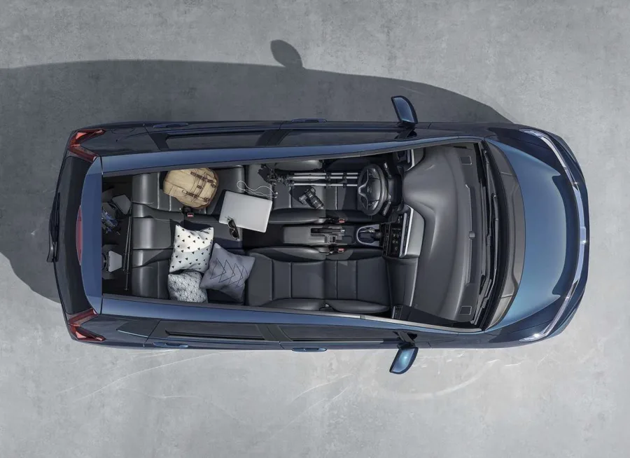 O interior acomoda cinco pessoas, com bancos modulares e porta-malas de 363 litros. É um carro confortável, prático e versátil, ideal para uso familiar ou profissional leve.