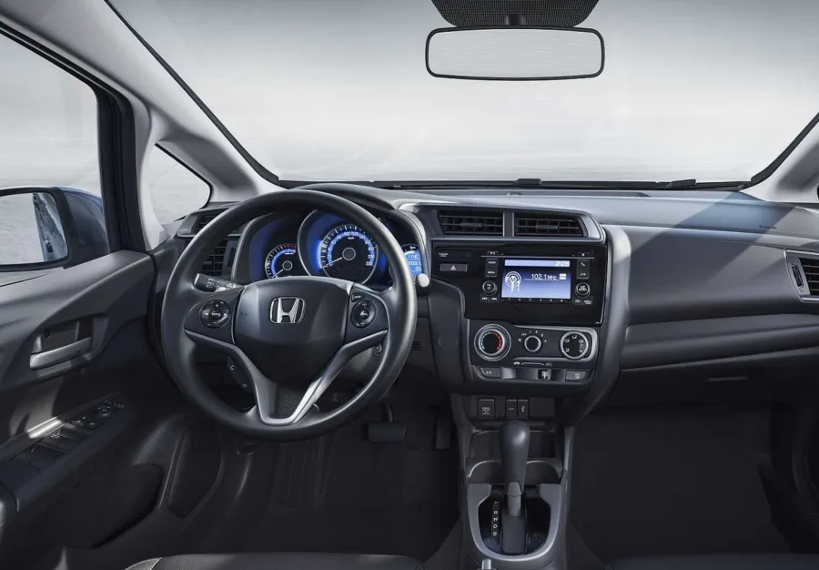 Com câmbio CVT e direção elétrica, o Fit oferece condução leve e suave, ideal para o trânsito urbano. A tração dianteira e o bom raio de giro tornam as manobras fáceis e seguras.