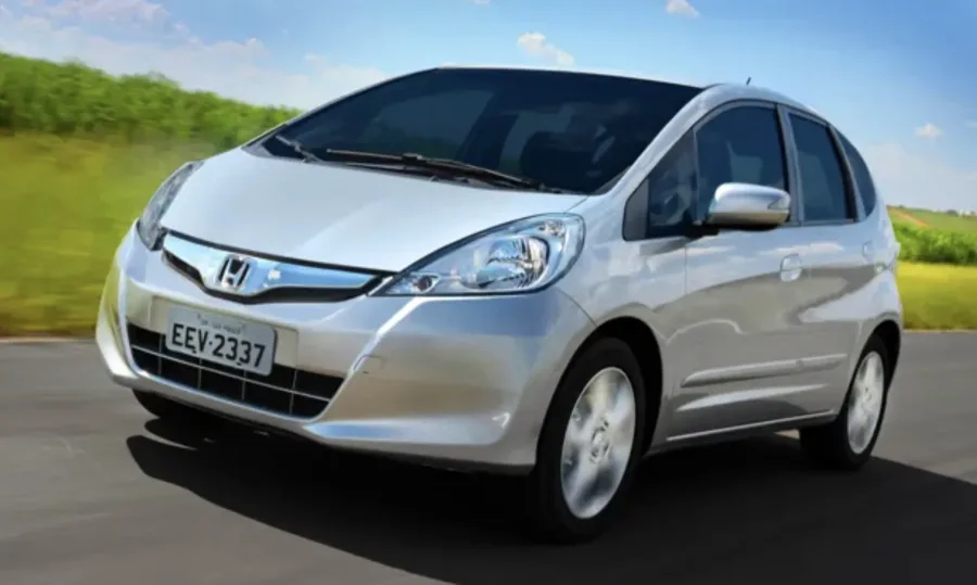 O Honda Fit 2013 é um hatch versátil e confiável, com versões 1.4 e 1.5 que equilibram economia e desempenho, ideal para quem busca praticidade e durabilidade.