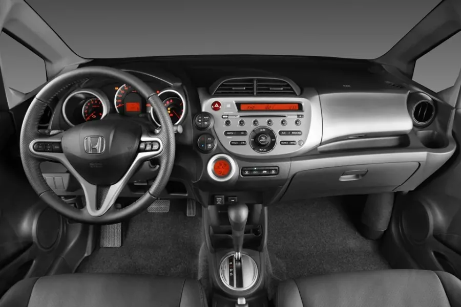 A direção elétrica e o câmbio automático de cinco marchas deixam a condução leve. A tração dianteira garante estabilidade e o carro responde bem nas curvas.