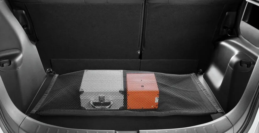 O interior acomoda cinco pessoas, tem bancos rebatíveis e porta-malas de 384 litros. É um carro prático, confortável e ideal para uso urbano ou viagens curtas.