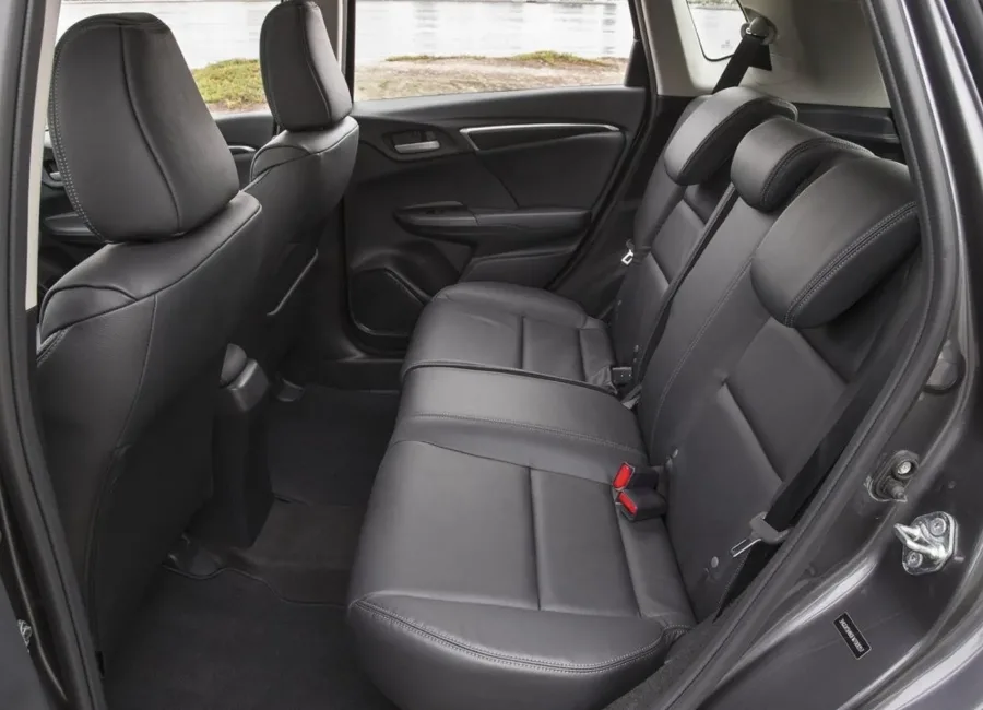 O interior oferece espaço para cinco ocupantes, porta-malas de 363 litros e bancos modulares, além de conforto adequado com ar-condicionado e direção leve. A carga útil de 440 kg ajuda em deslocamentos com bagagem.