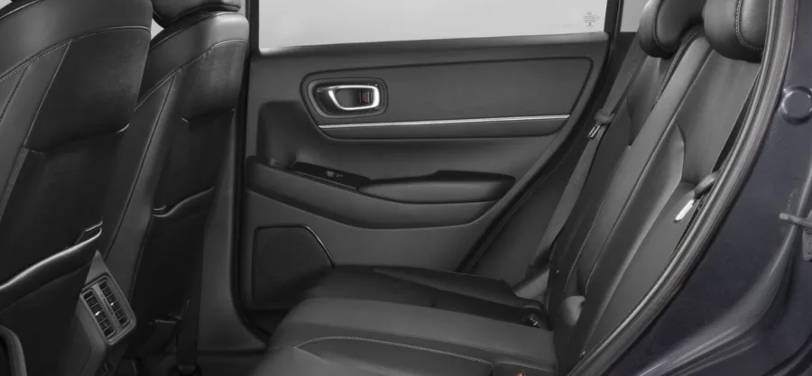 Espaçoso para 5 ocupantes, tem bancos em couro, ar-condicionado digital dual zone, saída traseira de ar, porta-malas de 354 litros e diversos itens como chave presencial e controle de cruzeiro adaptativo.