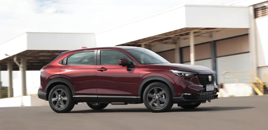 O Honda HR-V Advance 1.5 Turbo 2025 combina motor turbo e câmbio CVT com bom pacote de equipamentos. É indicado para quem usa o carro no dia a dia e faz viagens curtas em família.