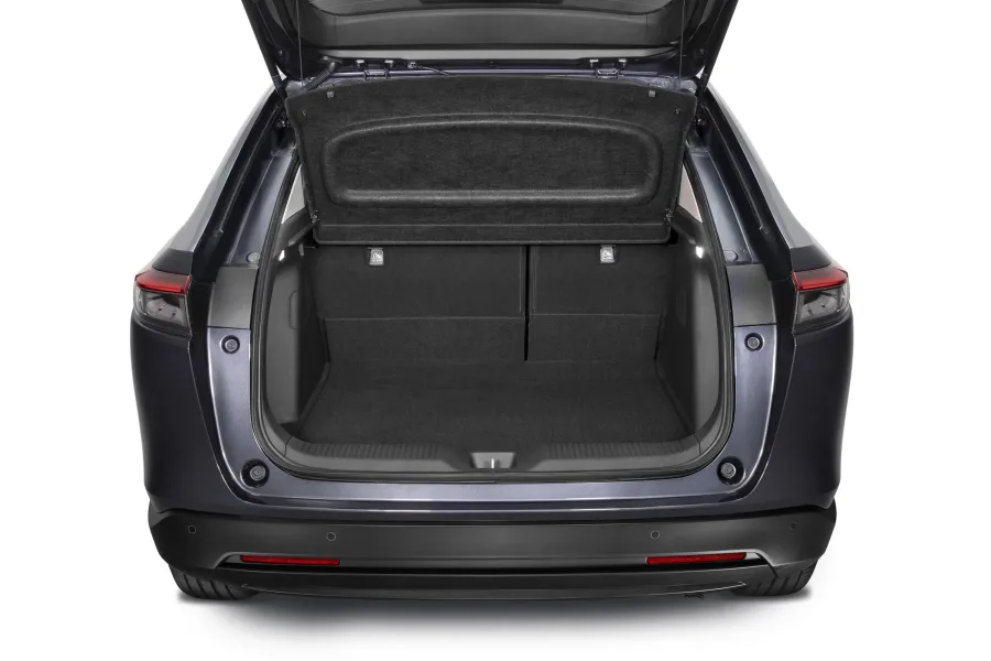 O espaço interno é bom, mas o porta-malas de 354 litros pode ser limitado para famílias grandes. A relação entre desempenho e conforto o torna ideal para uso cotidiano e pequenas viagens.