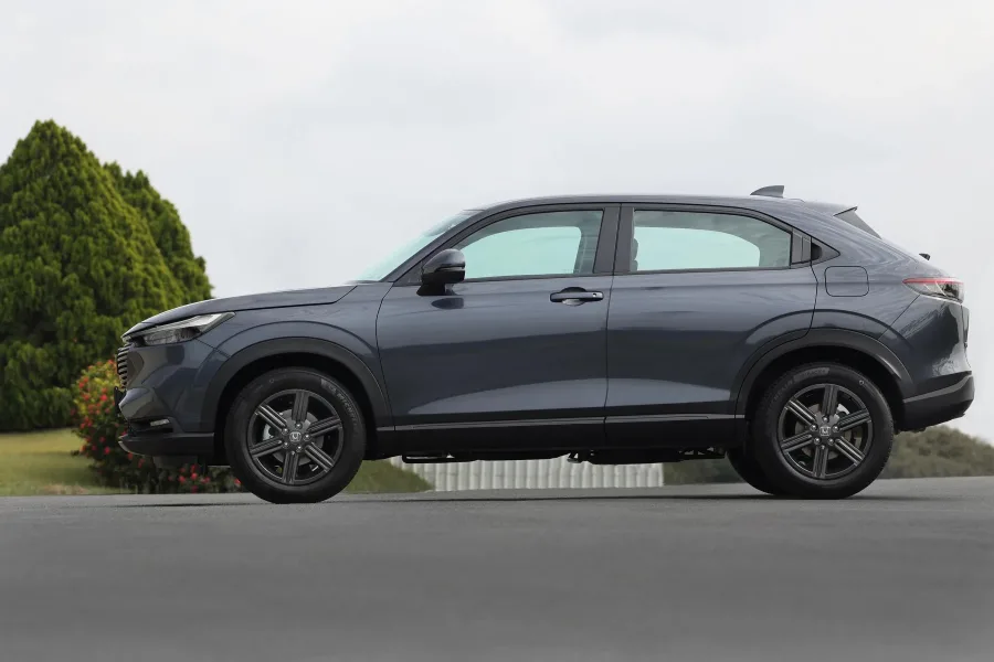 O Honda HR-V EX 1.5 2025 é voltado a quem busca um SUV compacto prático e confortável, ideal para o uso urbano e também para viagens de fim de semana, com espaço interno bem aproveitado.