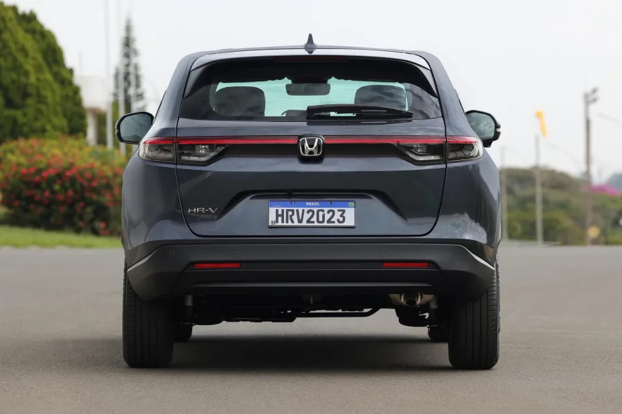 Consome 8,8 km/l com etanol e 12,5 km/l com gasolina na cidade, e 9,9 km/l (A) e 13,9 km/l (G) na estrada, garantindo autonomia de até 695 km com tanque de 50 litros.