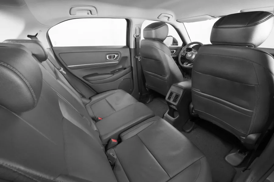 Oferece conforto para 5 ocupantes, ar-condicionado automático, direção elétrica, bancos ajustáveis e pacote completo de segurança com 6 airbags, controle de tração e frenagem automática.