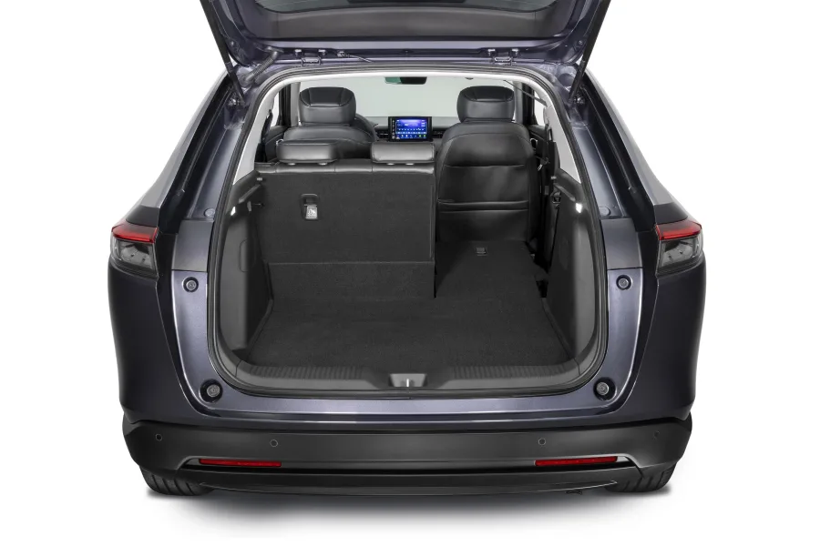 OSUV tem porta-malas de 354 litros e bancos traseiros rebatíveis, permitindo ampliar o espaço interno. É prático para viagens curtas, oferecendo conforto e boa estabilidade na estrada.