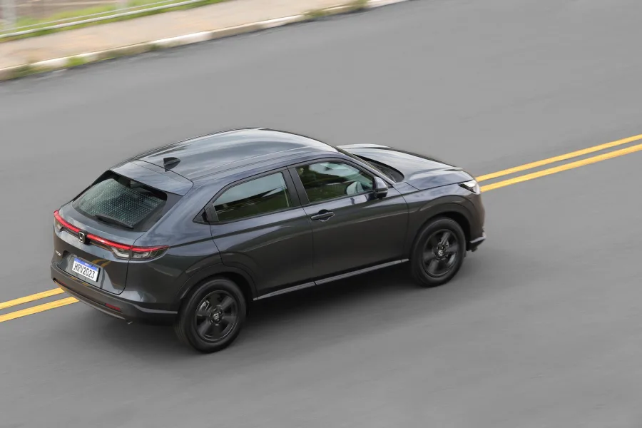Com consumo de 8,8 km/l no etanol e até 13,9 km/l na gasolina, o HR-V EXL garante autonomia de até 695 km, ideal para quem busca um carro econômico e previsível em custos de uso.