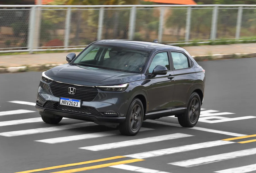 O motor 1.5 flex de 126 cv e torque de 15,8 kgfm oferece bom desempenho em percursos urbanos e rodoviários, com câmbio CVT de sete marchas simuladas que privilegia a economia e a condução confortável.