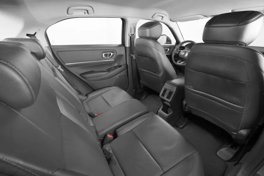 O interior do Honda HR-V EXL 1.5 2025 acomoda cinco ocupantes com conforto, bancos em couro, ar digital e boa ergonomia. O espaço traseiro é adequado e há seis airbags, controle de tração e estabilidade.