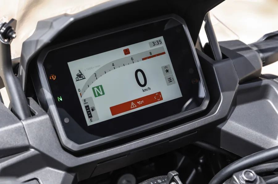 A Honda NC750X 2026 chega mais refinada, com novo painel TFT de 5 polegadas e design redesenhado. O visual moderno reforça sua vocação aventureira e o caráter multifuncional.