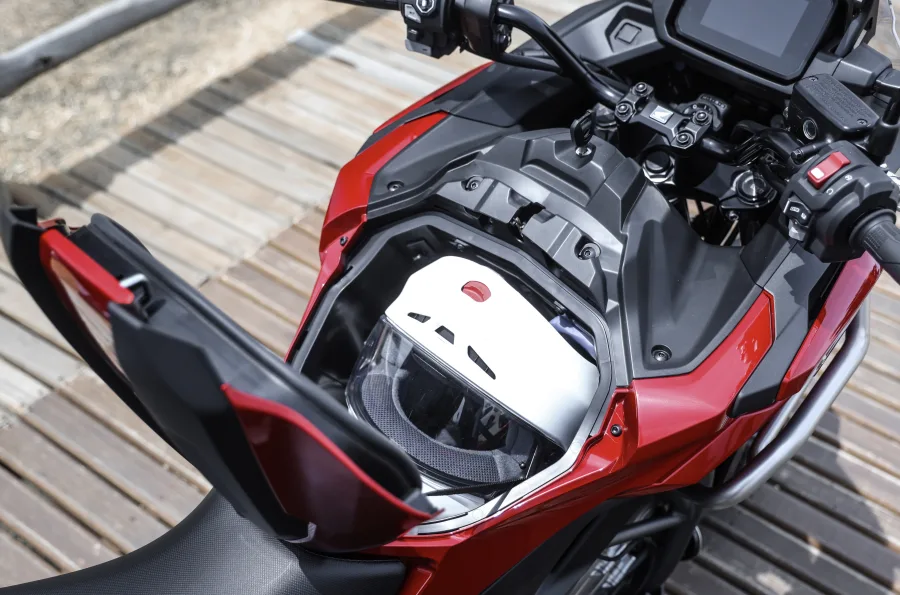 Materiais sustentáveis Durabio™ passam a compor as carenagens e o para-brisa, reduzindo impacto ambiental e reforçando o compromisso da Honda com inovação responsável.
