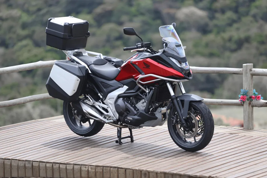 O design foi refinado com novas carenagens e linhas minimalistas. A leveza estrutural e o acabamento detalhado aproximam a moto de padrões premium do segmento Adventure.