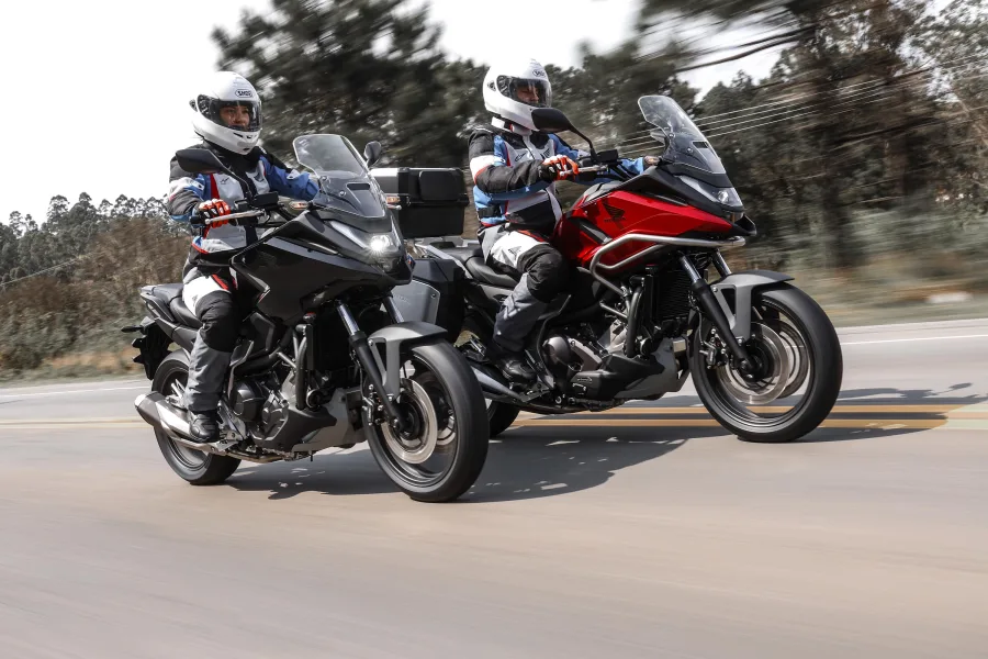 A NC750X mantém o motor bicilíndrico de 745 cm³, agora otimizado para melhor entrega de torque e economia. Com autonomia acima de 300 km, é ideal para uso urbano e viagens longas.
