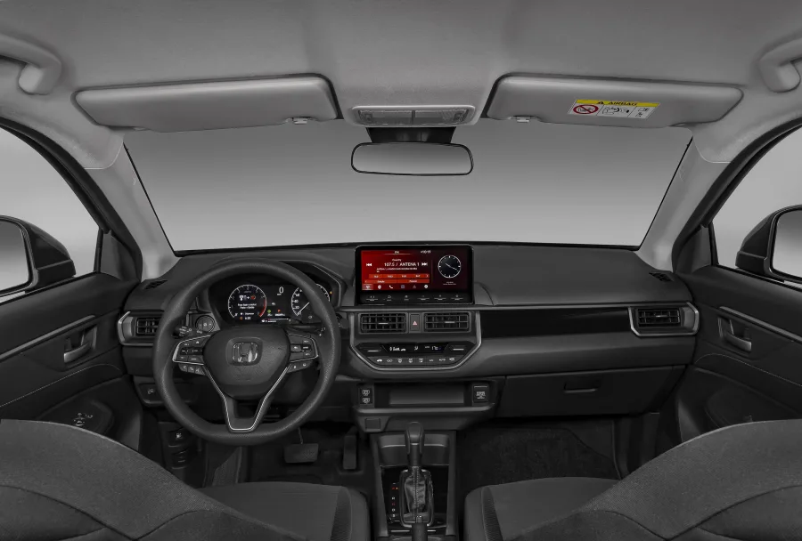 As dimensões reforçam o foco no espaço: 4,33 m de comprimento e entre-eixos de 2,65 m deixam a cabine confortável para quatro adultos.