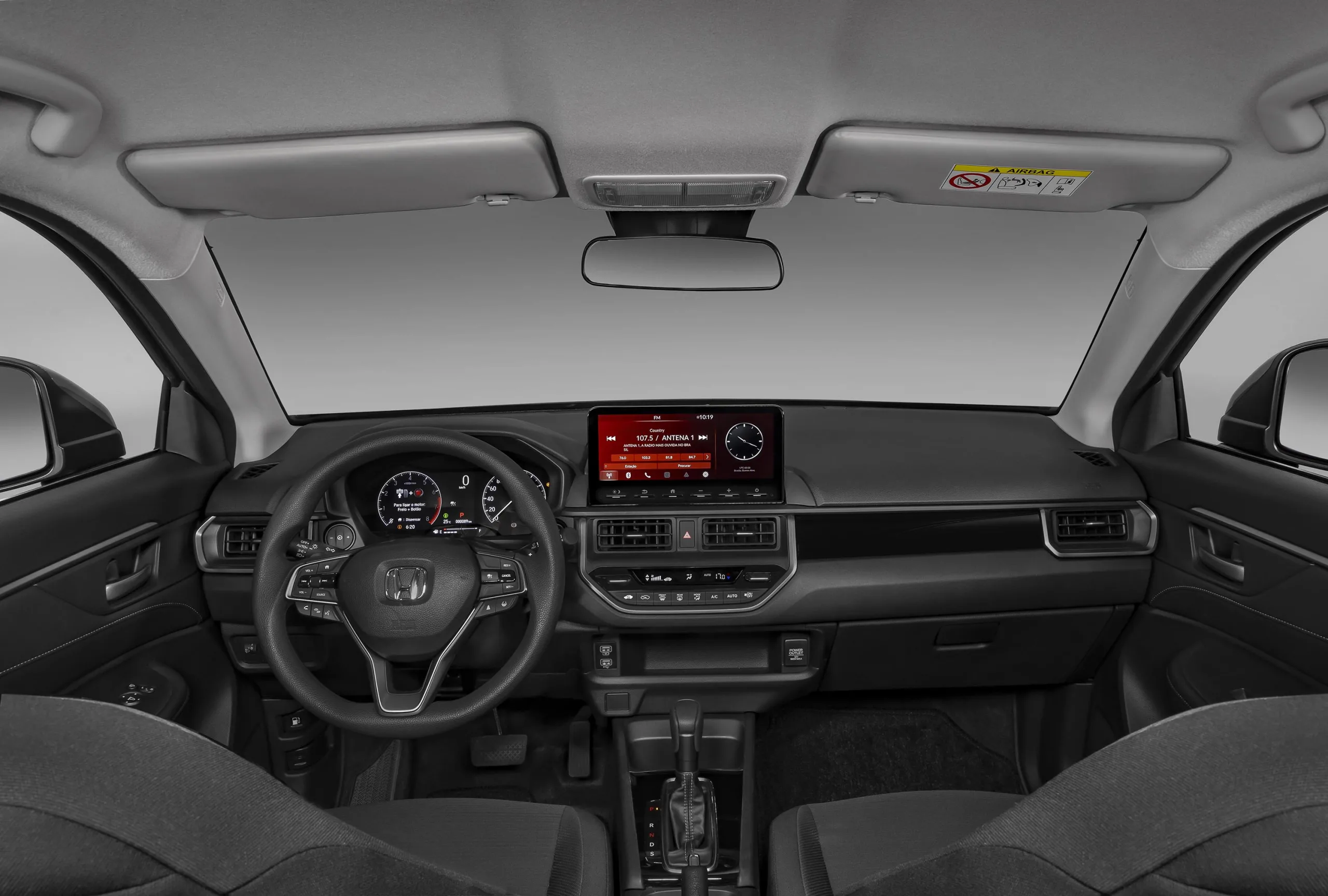 Câmbio CVT e tração dianteira deixam a condução suave, com direção leve, volante fácil de apontar e comportamento previsível em curvas e manobras.