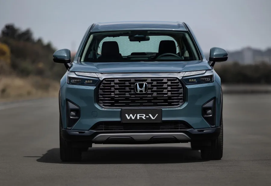O Honda WR-V 2026 oferece conforto com bancos em couro, ar digital e conectividade via myHonda Connect. A marca destaca a garantia total de 6 anos, a maior entre os SUVs compactos do Brasil.