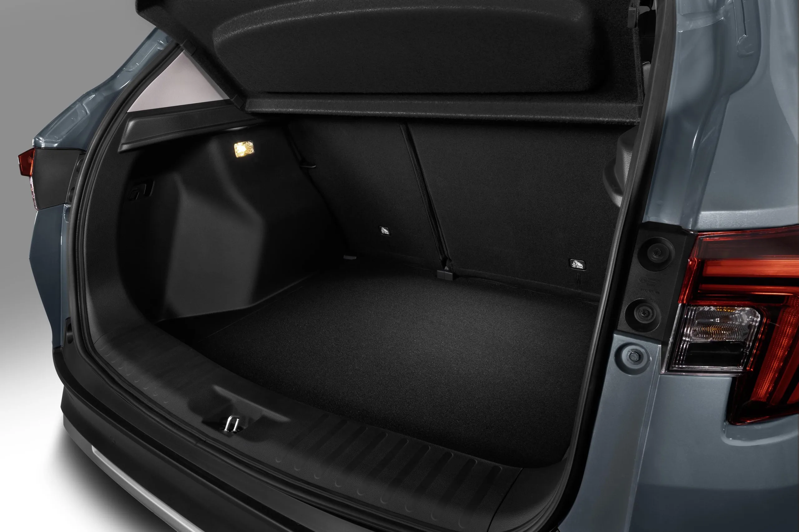 Interior para cinco ocupantes, posição de dirigir elevada e porta-malas de 458 litros acomodam compras grandes, malas e uso familiar com conforto contínuo.