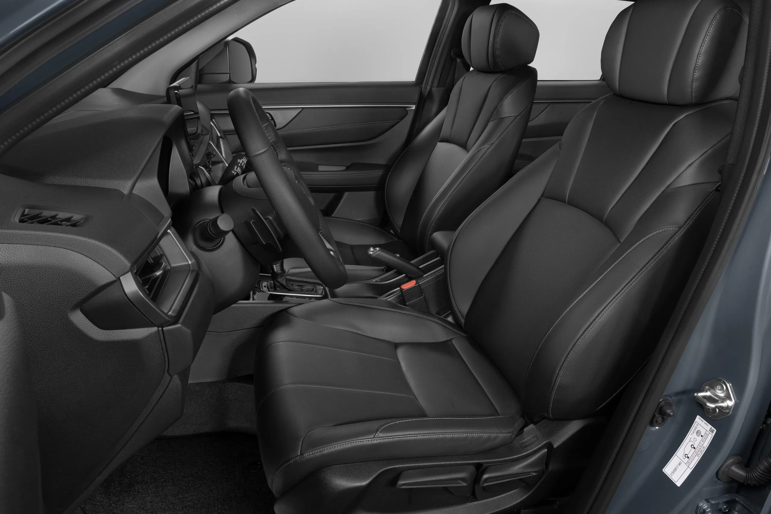 Desempenho apenas correto, ausência de motor turbo, retomadas modestas em carga cheia e preço alto frente a rivais mais rápidos pesam na decisão.