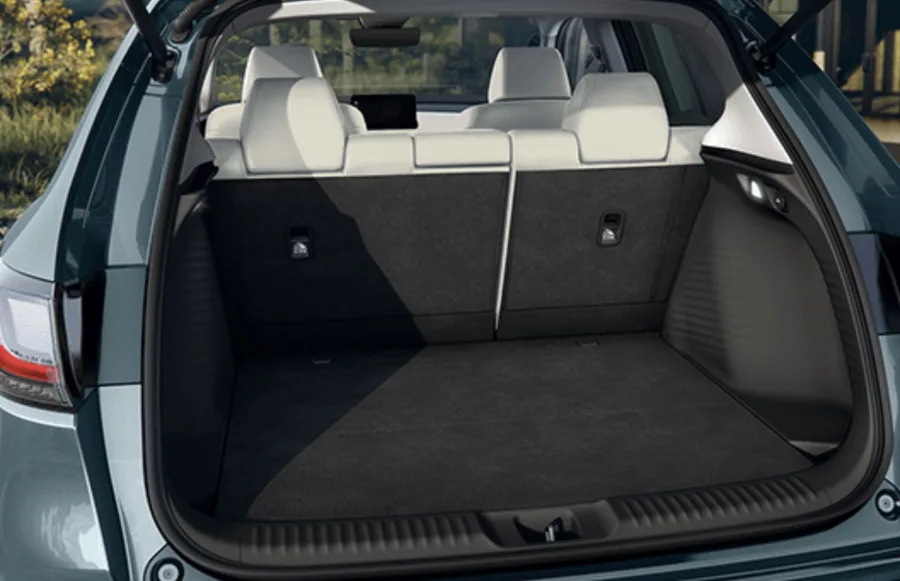O porta-malas do Honda ZR-V 2026 tem 389 litros, ampliáveis para 1.306 litros com os bancos rebatidos, oferecendo espaço generoso e versatilidade para viagens em família ou longos trajetos.