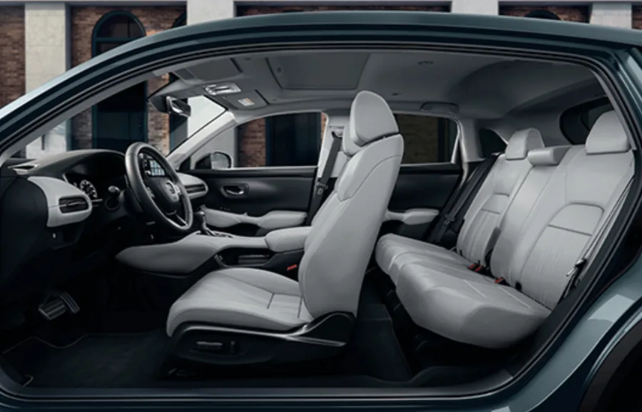 O Honda Sensing reforça a segurança com sistemas de frenagem autônoma, permanência em faixa e controle de cruzeiro adaptativo.