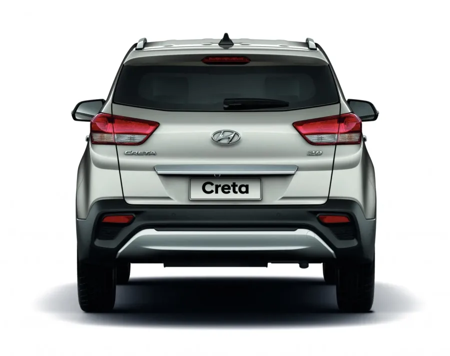 O consumo urbano fica em 7,6 km/l com etanol e 10,4 km/l com gasolina; na estrada, alcança até 11,7 km/l, com tanque de 55 litros e autonomia superior a 600 km.