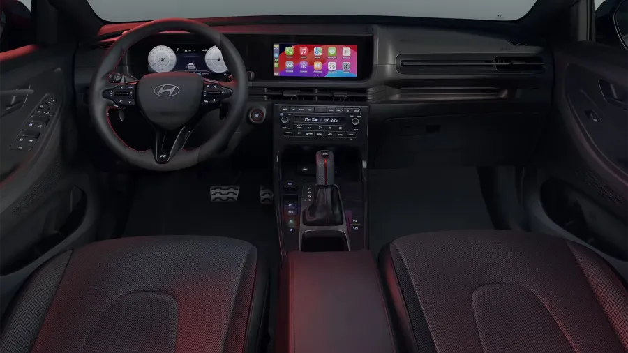 A transmissão automática de seis velocidades tem trocas suaves e permite condução tranquila no trânsito. A tração dianteira e a assistência elétrica na direção facilitam o uso em manobras e viagens.