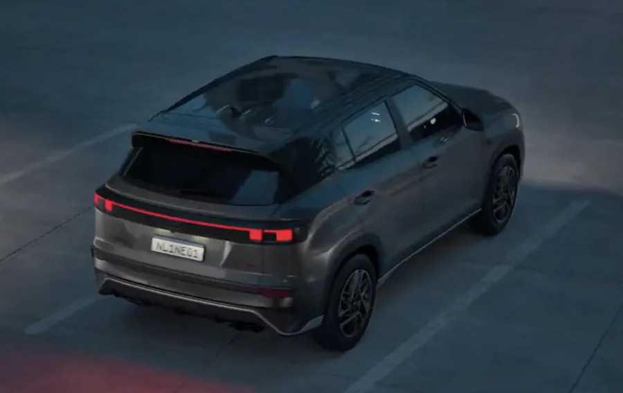 O consumo fica em 8,4 km/l com etanol e 12,7 km/l com gasolina, o que permite autonomia entre 420 km e 635 km. O tanque de 50 litros oferece boa praticidade, equilibrando economia e desempenho.