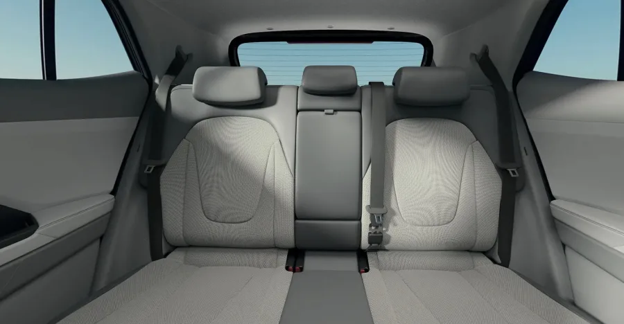 Oferece 5 lugares, porta-malas de 422 litros, teto panorâmico, ar digital de duas zonas, bancos em couro e ampla lista de itens de segurança como 6 airbags e frenagem autônoma.